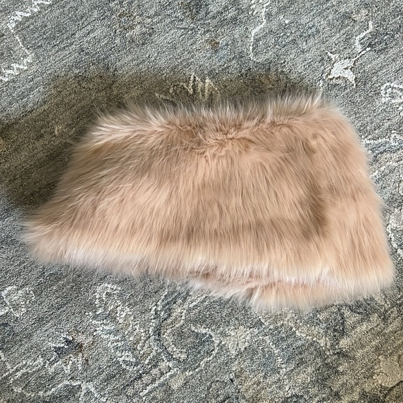 Faux fur baby pink scarf - Picture 2 of 6